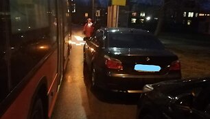 Dėl stovinčio automobilio autobusas negalėjo pravažiuoti Taikos g.
