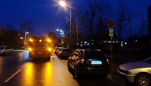 Dėl stovinčio automobilio autobusas negalėjo pravažiuoti Taikos g.