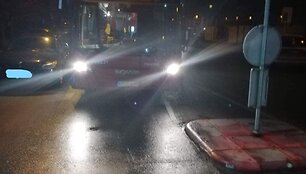 Dėl stovinčio automobilio autobusas negalėjo pravažiuoti Taikos g.