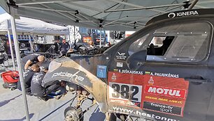&bdquo;Heston MRO Team Pitlane&ldquo; komanda per laisvadienį tvarko degusį automobilį