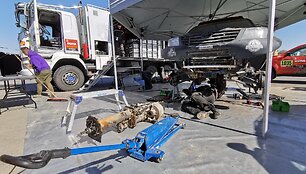 &bdquo;Heston MRO Team Pitlane&ldquo; komanda per laisvadienį tvarko degusį automobilį