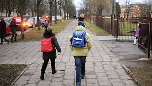Į mokyklą einantys vaikai