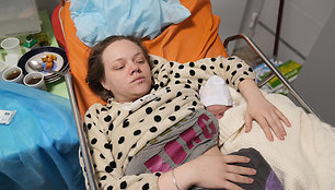 Melagiena apie Mariupolio nėščiąją: atrodė nestipriai sužeista, todėl „vaidino“