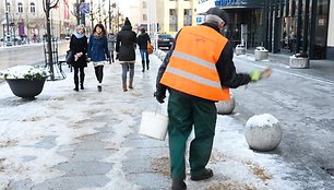 Laiptai ir šaligatviai reprezentacinėse miesto gatvėse turi būti nušluoti iki 7 val.