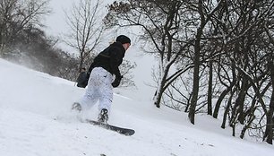 Sniego mėgėjai jau čiuožinėja nuo Tauro kalno.