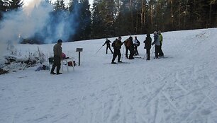 Slidininkus piktina Verkių mi&scaron;kuose jų trasomis važinėjantys keturratininkai.