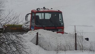 Liepkalnio kaimynai piktinasi dėl niokojamos tvoros.