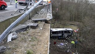 Belgijoje nuo viaduko nukrito Lenkijoje registruotas autobusas, penki žmonės žuvo.
