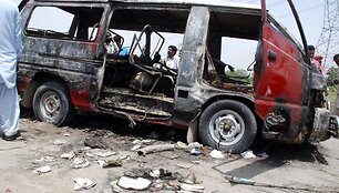 Pakistane sprogo vaikus vežusio autobuso degalų bakas, žuvo 17 vaikų