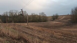 Pasvirę elektros stulpai Rusakalnio kaime