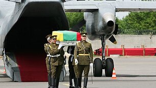 Afganistane žuvusio Lietuvos kario A.Jarmalavičiaus palaikų pasitikimo ceremonija Vilniaus oro uoste.