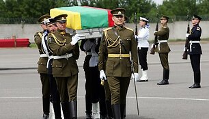 Afganistane žuvusio Lietuvos kario A.Jarmalavičiaus palaikų pasitikimo ceremonija Vilniaus oro uoste.