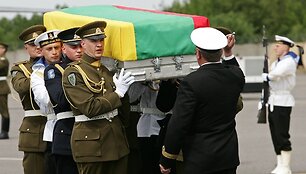 Afganistane žuvusio Lietuvos kario A.Jarmalavičiaus palaikų pasitikimo ceremonija Vilniaus oro uoste.
