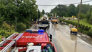 Ugniagesiai gelbėtojai dirba per staigius potvynius Lenkijos pietuose