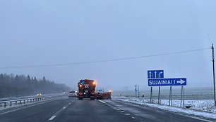 Sniegas ties Raseinių rajonu autostradoje