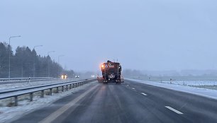 Sniegas ties Raseinių rajonu autostradoje