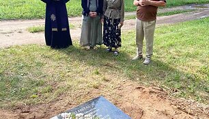 Vieni&scaron;ų žmonių laidotuvės Karveli&scaron;kių kapinėse