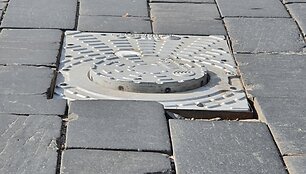 Tai, kas likę i&scaron; stulpelių Gedimino pr. ties Vilniaus gatve