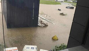 Liūtis užtvindė Kai&scaron;iadorių Parko gatvę