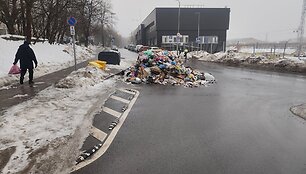 Vaizdas Vilniaus Pelesos gatvėje, kur buvo i&scaron;verstos &scaron;iuk&scaron;lės