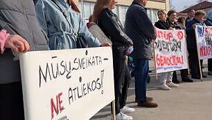 Piketas dėl Kazoki&scaron;kių sąvartyno tar&scaron;os prie Elektrėnų savivaldybės