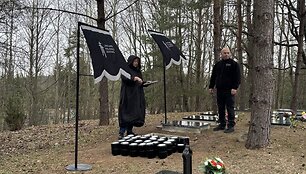 Vieni&scaron;ų žmonių laidotuvės Karveli&scaron;kių kapinėse kovo 31 d.
