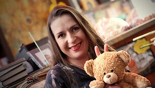 Kristina Sabaliauskaitė su knygyno simboliu me&scaron;kinu