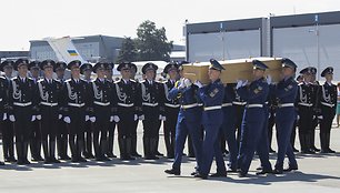 Aukų palaikai išlydimi iš Charkovo