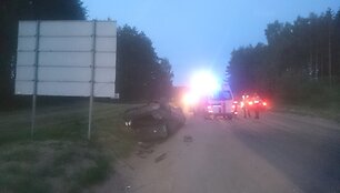 Apvirtęs BMW &scaron;alia Molėtų