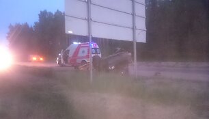 Apvirtęs BMW &scaron;alia Molėtų