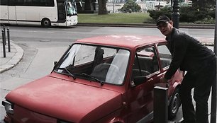 Tomas Hanksas šalia „Fiat 126p“