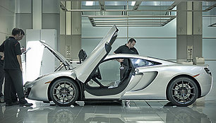 MP4-12C superautomobilis „McLaren“ gamykloje