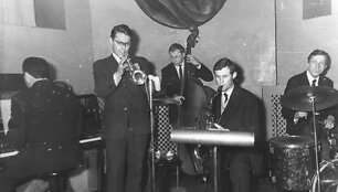 1969&ndash;1970 m. ansamblis &bdquo;Orbita&ldquo;: Ž.Rugelevičius (trimitas), V.Biely (kontrabosas),  R.Brazaitis (saksofonas), J.Snie&scaron;ka (būgnai).