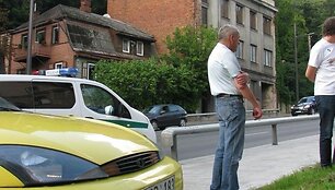 Kaune dviratininkas rėžėsi į automobilį