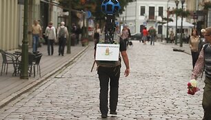 Žmogus su &bdquo;Google Maps&ldquo; įranga