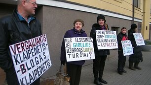 Piketuotojai reikalauja palikti poilsiavietę prieinamą visiems, o ne tik i&scaron;rinktiesiems. 
