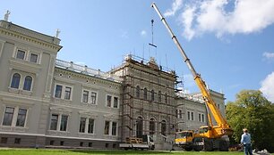 Suniokotos Plungės dvaro rūmų puo&scaron;menos atgims dar &scaron;į rudenį.