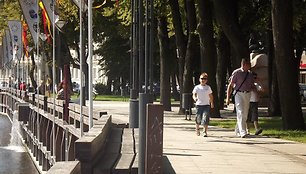 Atnaujintos Danės krantinės kelia rūpesčių ir mažųjų laivų savininkams, ir čia vaikštinėjantiems miestiečiams. 