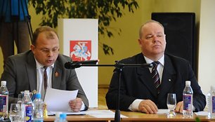 E.Skarbalius ir S.Karbauskas priversti palikti savo postus. 