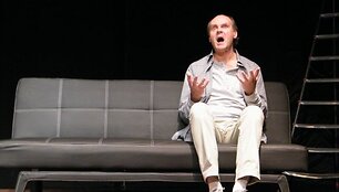 I.Reklaitis spektaklyje vaidina prodiuserį Džeimsą, antrarū&scaron;ių filmų aktorei pristatantį savo naują scenarijų, turintį ją paversti žvaigžde. 