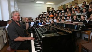 Chorus vertins ilgametis konkurso komisijos narys, choro &bdquo;Ąžuoliukas&ldquo; meno vadovas V.Mi&scaron;kinis. 