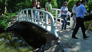 Parke be galybės tvarkymo darbų restauruoti ir tilteliai per tvenkiniį.
