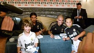 Vokietis Sami Khedira ir brazilas Pepe atidavė duoklę gerbėjams, bene valandą laiko fotografuodamiesi ir pasira&scaron;inėdami jiems.