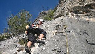 Saulė kopia į uolą