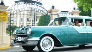 Ekskursija vyksta 1950-1960-ųjų m. automobiliais