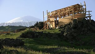 Ararato kalno papėdėje statoma Nojaus laivo kopija