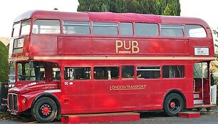 Londono autobusas virto važinėjančiu baru