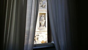 Trevi fontano kamputis per vie&scaron;bučio Fontana langą