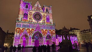 Mirganti &Scaron;v. Jono katedra per kasmetį milijonus turistų priviliojantį &Scaron;viesų festivalį (nuotr. lexpress.fr)