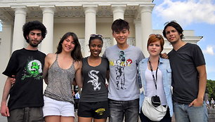 (Iš kairės) Italas Alessandro, prancūzė Lou, amerikietė Nina, kinas Leung, vengrė Nikolett ir meksikietis Tirzo jau Vilniuje